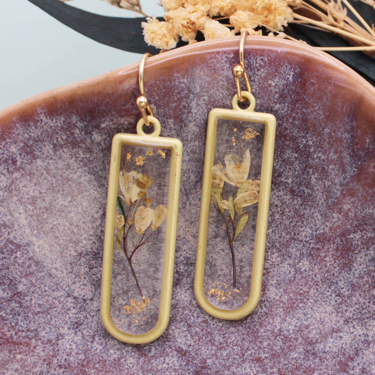 Rounded Gold Bar White Dried Flowers Earrings